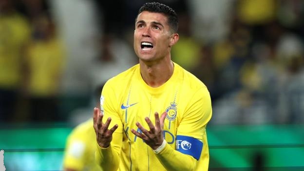 CRISTIANO RONALDO feller triste tårer igjen på banen